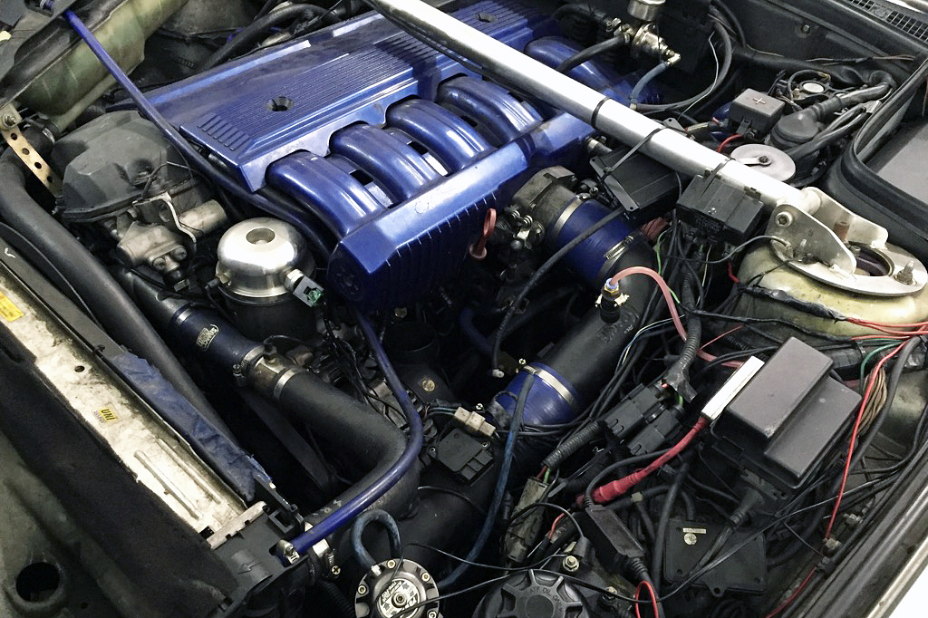 Llu’s BMW E34 Turbo setup RHD custom intake system / manifold, trumpet, carbon plemun | JNK Motorsport by TAG Engineering Group