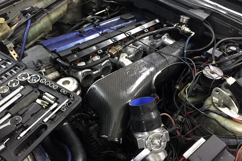 Llu’s BMW E34 Turbo setup RHD custom intake system / manifold, trumpet, carbon plemun | JNK Motorsport by TAG Engineering Group