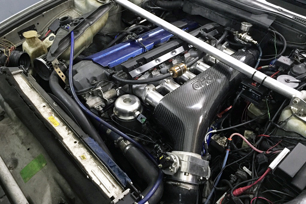 Llu’s BMW E34 Turbo setup RHD custom intake system / manifold, trumpet, carbon plemun | JNK Motorsport by TAG Engineering Group